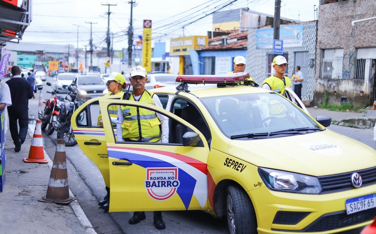 Agentes do Ronda no Bairro recuperam veículo furtado no Jacintinho