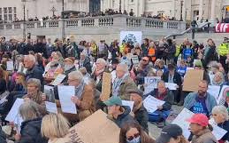 Polícia britânica prende dezenas de manifestantes em protesto pacífico pró-palestino em Londres