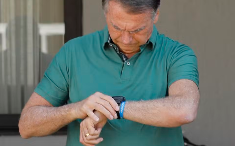 Ex-presidente Bolsonaro é visto na garagem de casa em Brasília durante julgamento crucial no STF