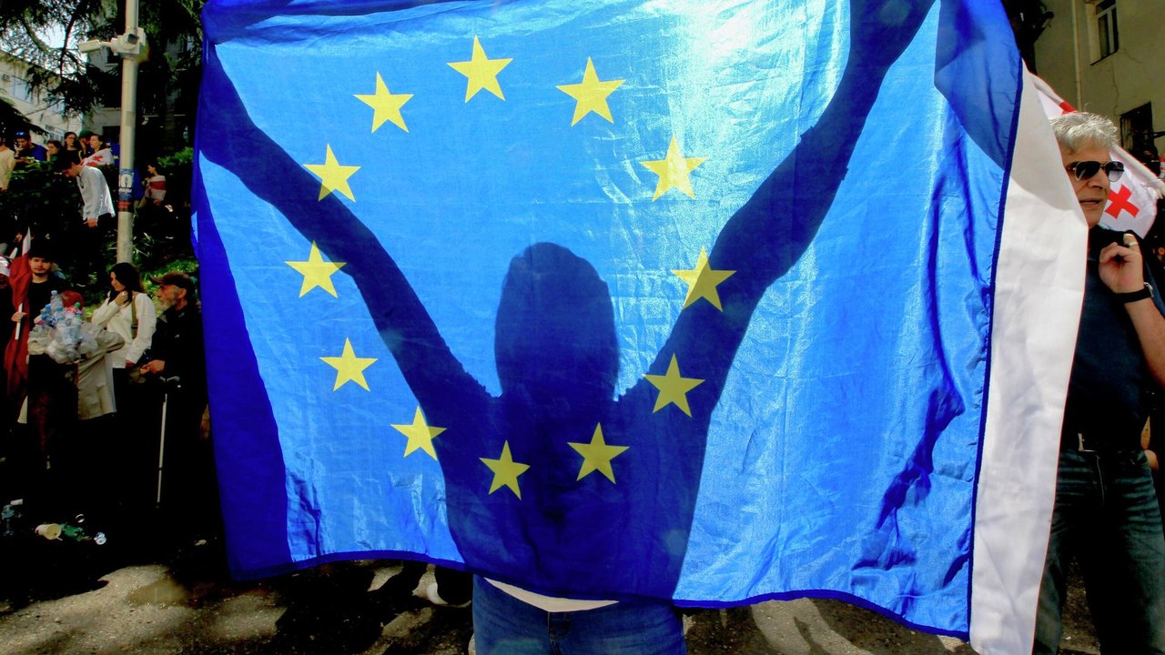 UE enfrenta risco de paralisia política em meio a impasse orçamentário e apoio à Ucrânia