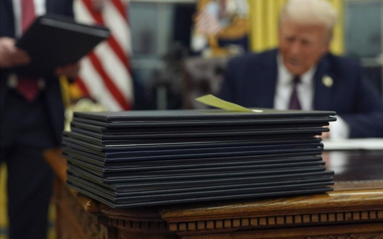 Colômbia concorda em aceitar voos de deportação dos Estados Unidos, afirma Casa Branca
