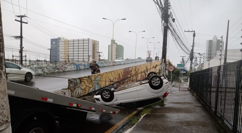 Motorista fica ferido após carro capotar em viaduto na Zona Sul de Aracaju / Foto: Foto: SMTT/Aracaju