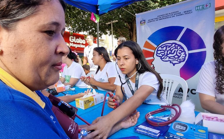 Ação do Hospital de Emergência do Agreste e parceiros leva informações sobre AVC para a população