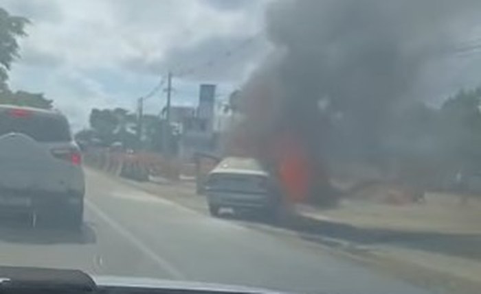 Veículo pega fogo na Avenida Durval de Góes Monteiro