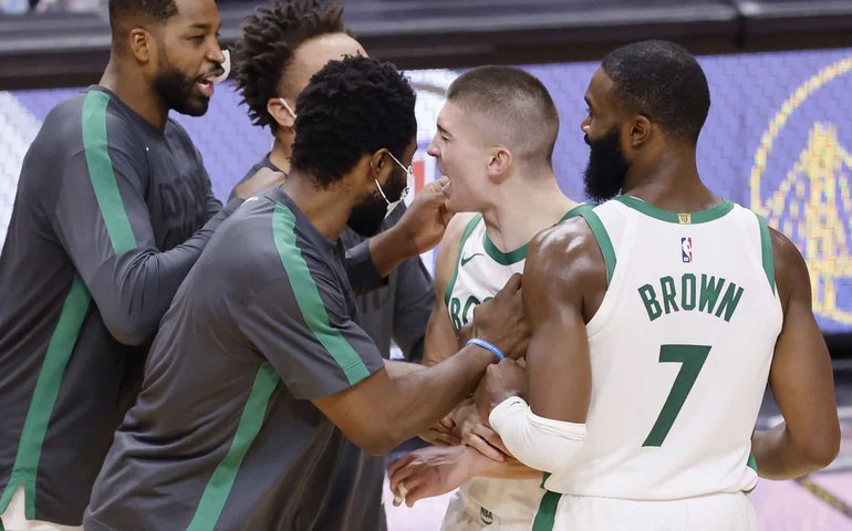 Em jogo marcado por protesto, Celtics batem o Heat em revanche da final do Leste