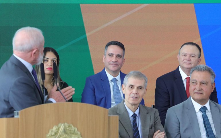 Durante cerimônia no Planalto, Paulo Dantas enfatiza avanços de Alagoas e apoia a CNH do Brasil