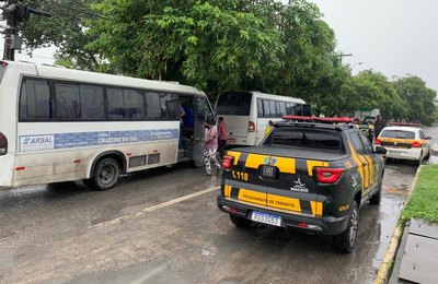 SMTT fiscaliza transportes públicos intermunicipais em Maceió
