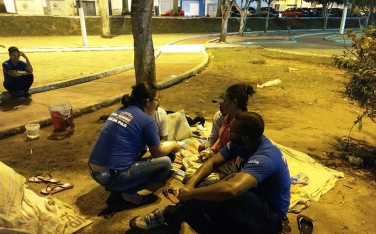 Dependentes químicos são acolhidos durante ação noturna em Arapiraca