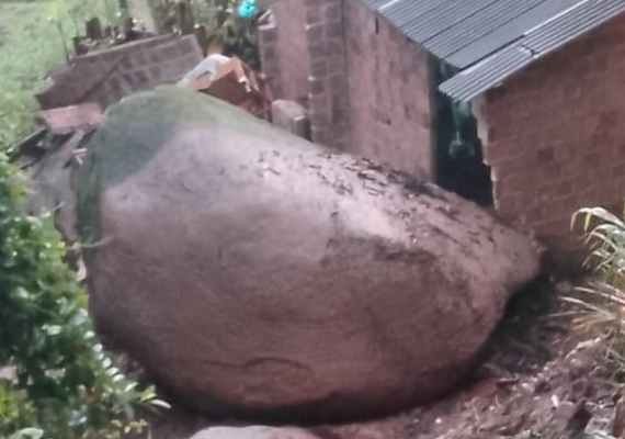 Pedra gigante desliza e atinge muro de casa em Jaboatão dos Guararapes