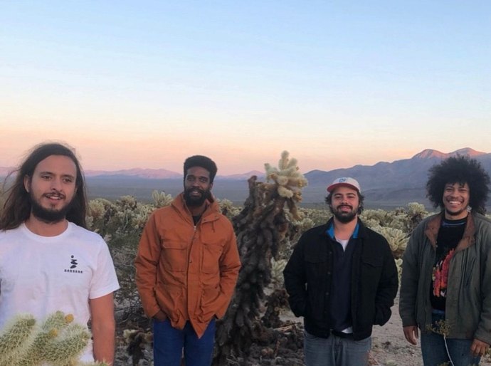 Banda Boogarins faz show de novo álbum este domingo no Rex Bar