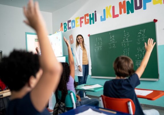 Comissão de Educação debate denúncias de descumprimento do piso salarial para professores