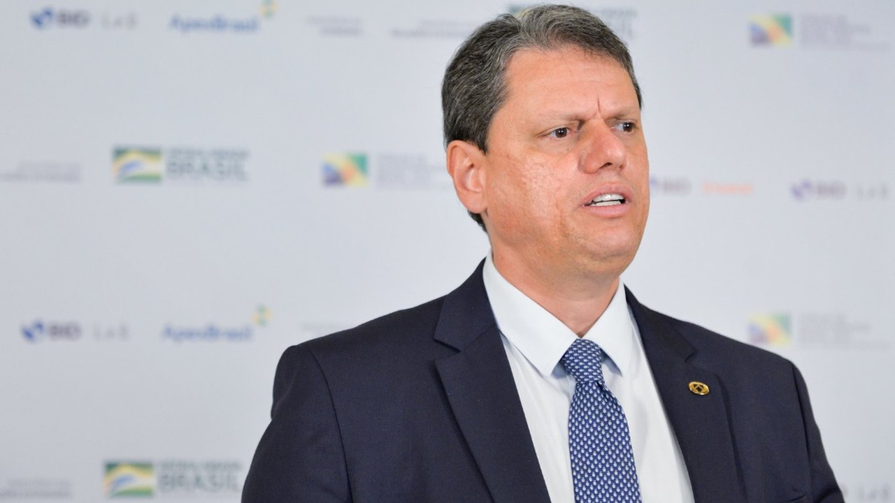 Tarcísio estabelece salário mínimo de R$ 1.550 em São Paulo; valor supera o piso nacional
