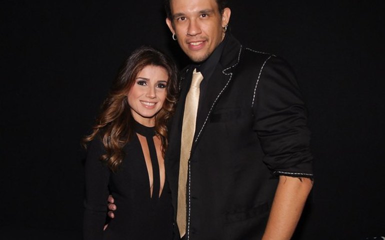 Paula Fernandes e Kiko são fotografados juntos em aeroporto