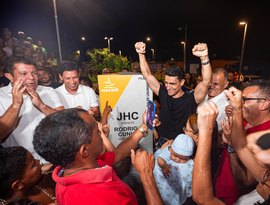 JHC entrega praça no Conjunto Carminha e celebra nova fase do Benedito Bentes