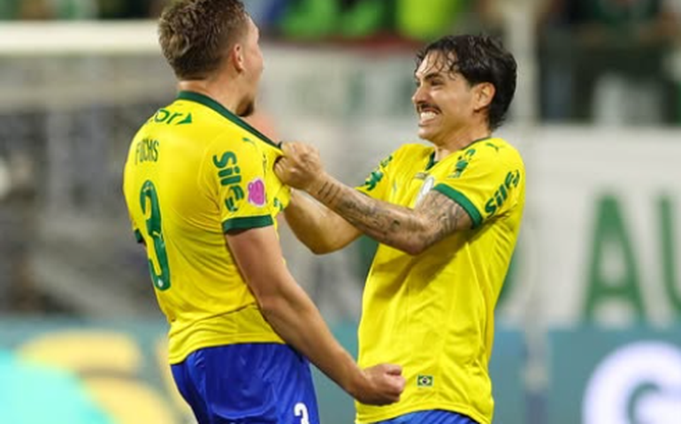 Palmeiras goleia de virada Bragantino e mantém vantagem sobre Flamengo, antes de duelo pelo Brasileirão