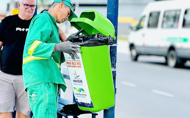 Prefeitura inicia instalação de lixeiras em pontos estratégicos de Maceió