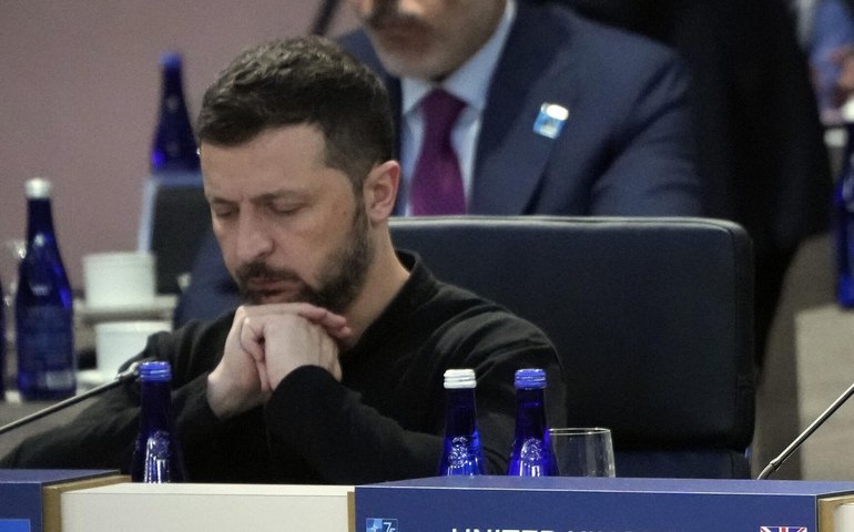 Volodymyr Zelensky admite desistir de adesão à Otan, mas pede garantias