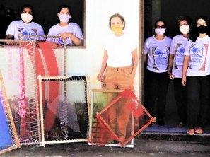 Mirna Porto Maia com algumas das rendeiras do Instituto Bordado Filé de Alagoas - Inbordal