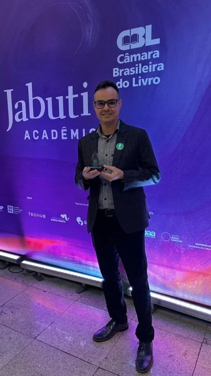 Professor da Ufal Fábio Lins vence Prêmio Jabuti Acadêmico 2026