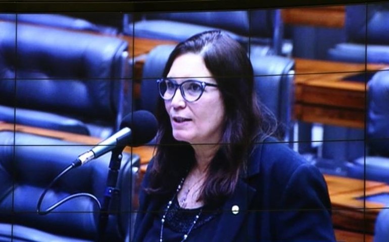 Após retirá-la da vice-liderança do governo, Bolsonaro visita deputada Bia Kicis