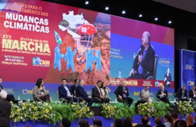Especialistas em mudanças climáticas destacam desafios municipais em painel da Marcha