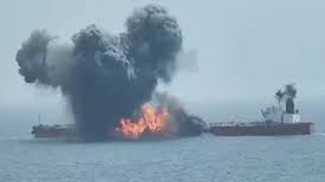Ataque de houthis deixa petroleiro grego em chamas, sem tripulação e a deriva no Mar Vermelho