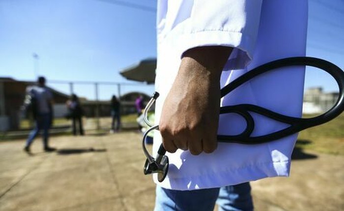 Enfermeiros e técnicos do setor privado esperam solução para receberem o piso