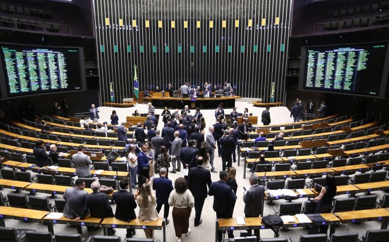 Câmara aprova reestruturação da carreira e cria gratificação de até 100% do salário-base