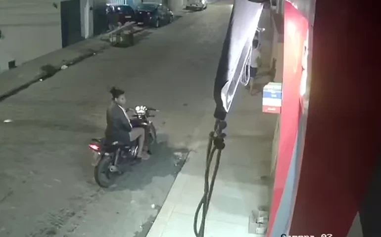 Casal assalta farmácia, foge em moto roubada e é preso pela PM em Arapiraca; Veja vídeo