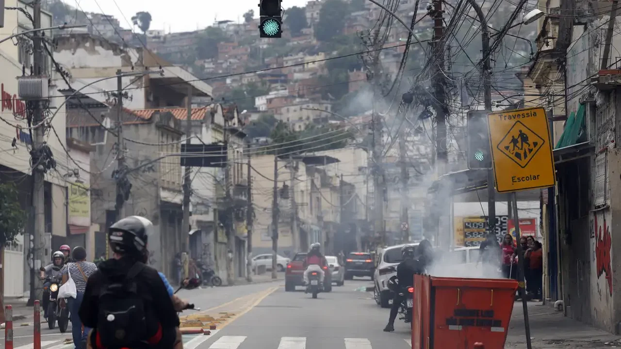 Clima de comoção marca velório de policial morto em megaoperação no Rio