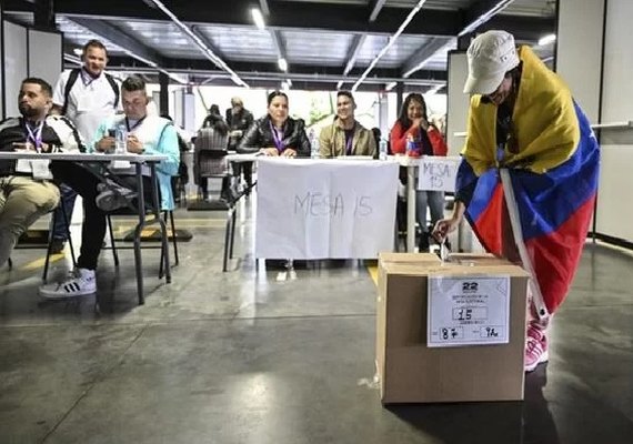 Opositores aos chavistas enfrentam filas para escolher candidato único