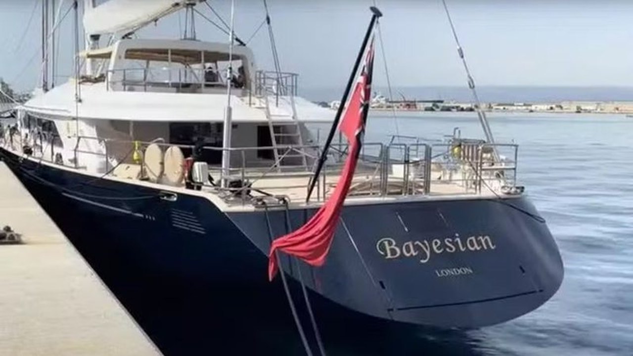 'Um pequeno Costa Concordia': corpos estão presos dentro dos destroços do superiate de luxo a 50 metros de profundidade na Itália