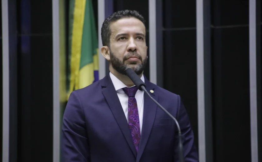 PF indicia André Janones por rachadinha