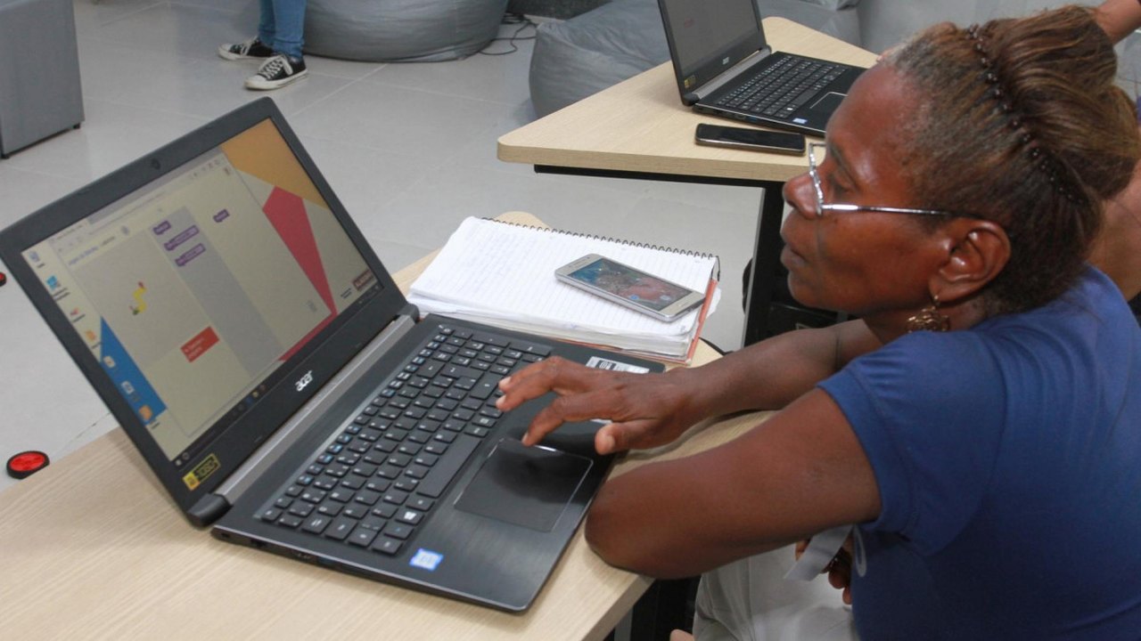 Professores do Estado poderão solicitar verbas para computador e internet a partir de segunda-feira (09); Veja o passo a passo