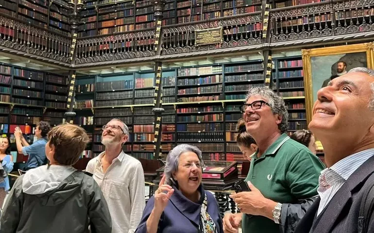 Escritor Sandro Veronesi é recebido como 'estrela' no Brasil