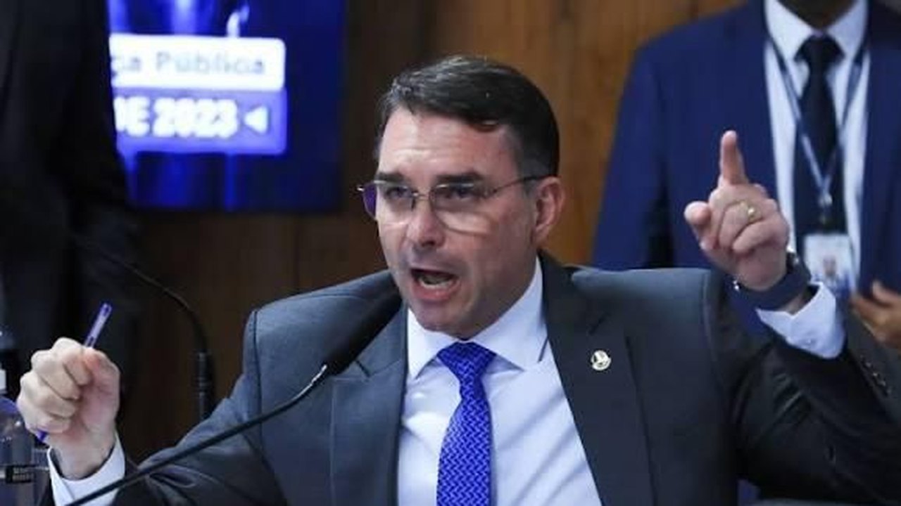 Flávio Bolsonaro está em voo para os Estados Unidos, dizem aliados