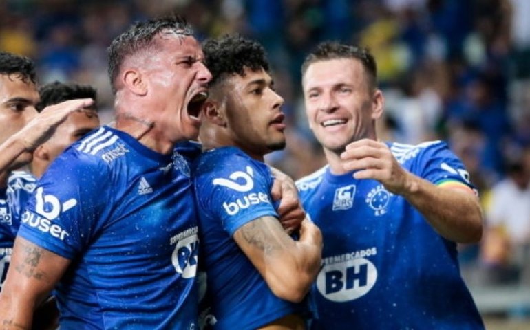 Cruzeiro ganha do Vasco e volta à elite do Brasileirão após três anos na Série B