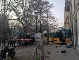 Ao menos 1 pessoa morre e dezenas ficam feridas após bonde descarrilhar em Milão