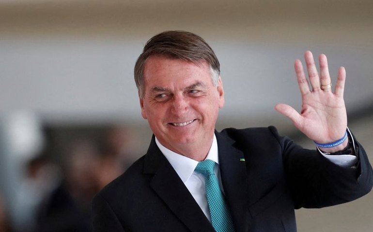 Campanha de Bolsonaro parou de entregar programas, diz rádio citada por servidor