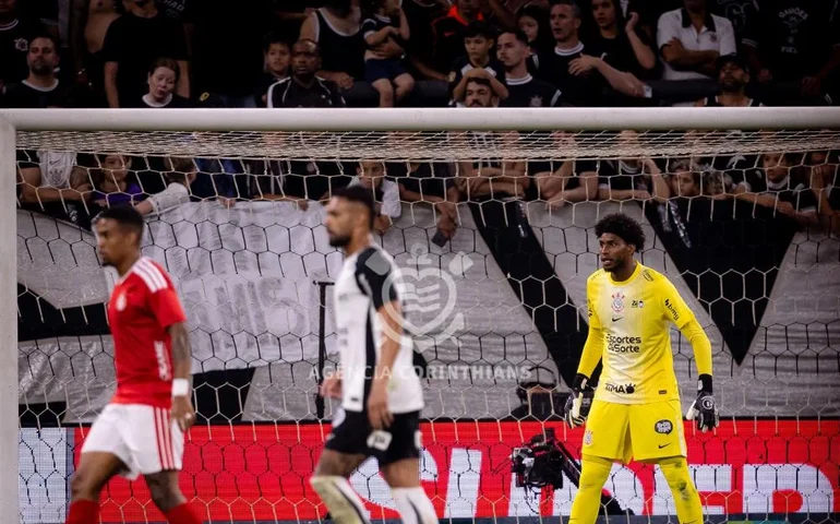 Corinthians decepciona, perde para o Inter em jogo sem criatividade e aumenta jejum de vitórias