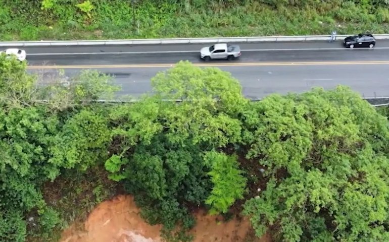 DNIT interdita trecho da BR 316 para veículos pesados, após surgimento de cratera entre Satuba e Maceió