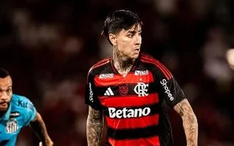 Pulgar minimiza entrada em Fuchs na final da Libertadores: 'Se jogo 100%, fico em campo'
