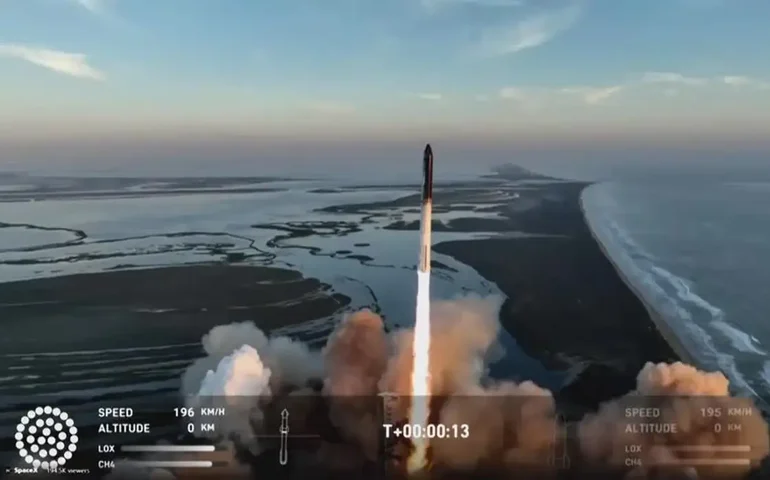 SpaceX lança foguete, mas propulsor explode após separar da Starship