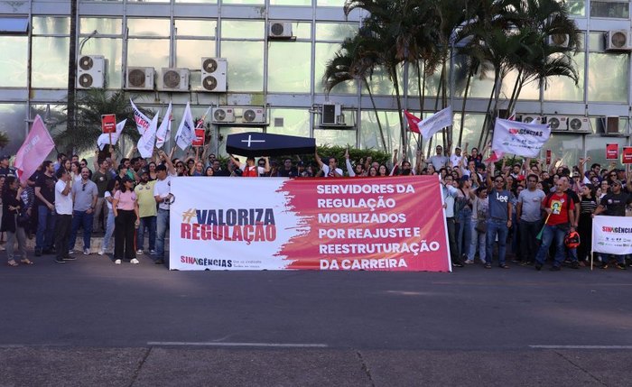 Manifestação de servidores em frente ao MGI