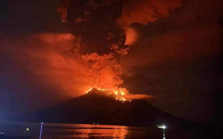 Centenas de pessoas são evacuadas após erupção de vulcão na Indonésia