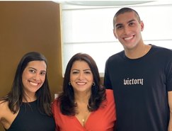 Srª Eleide de Vasconcelos Feitosa Borges, seus filnos; Marcos Vínicius e Monique de Vasconcelos Feitosa Borges Reprodução