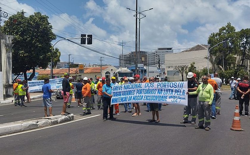 Protesto de trabalhadores portuários de Maceió deixa o trânsito lento no Jaraguá