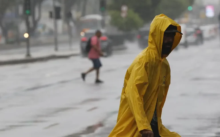 Temporal no interior de SP provoca enchentes, derruba muro, poste, árvore e mata quatro pessoas