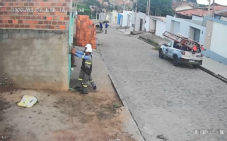 Morador de Arapiraca reclama de funcionários da Equatorial que quebraram contador fixado em muro