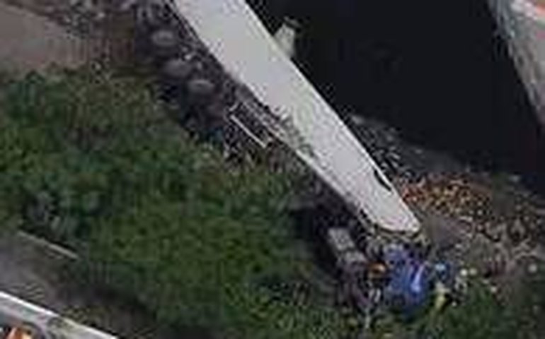 Caminhão com quatro pessoas cai de ponte na Marginal Tietê